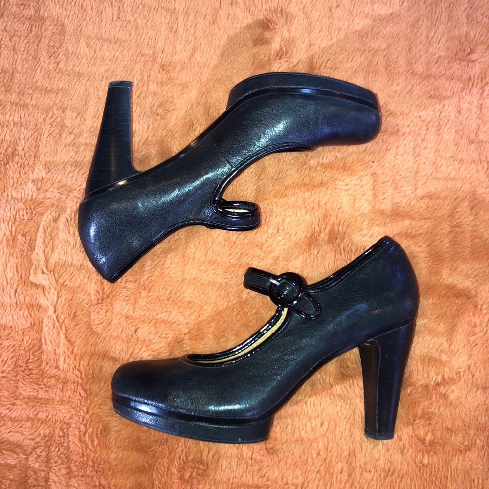 Sofft Black Glossy Heels with Rounded Toe and Platform size 7.5